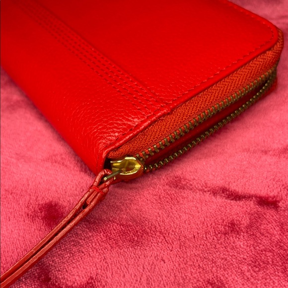 Timberland Women's Leather RFID Zip Around Wallet Clutch with Wristlet Strap - Picture 2 of 10